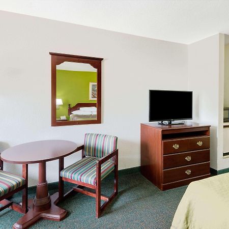 Hotel Super 8 By Wyndham De Soto Esterno foto