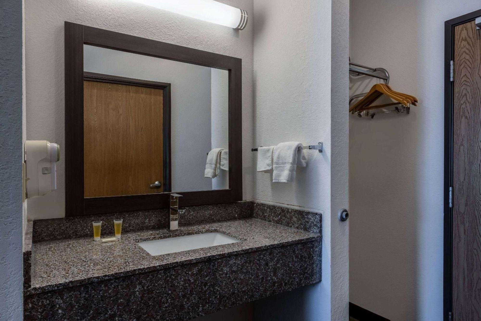 Hotel Super 8 By Wyndham De Soto Esterno foto